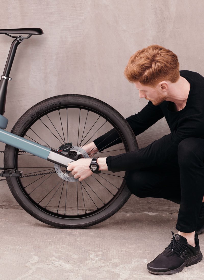 Ddetalle de la fijación de la rueda de la bicicleta de gaëtan francq
