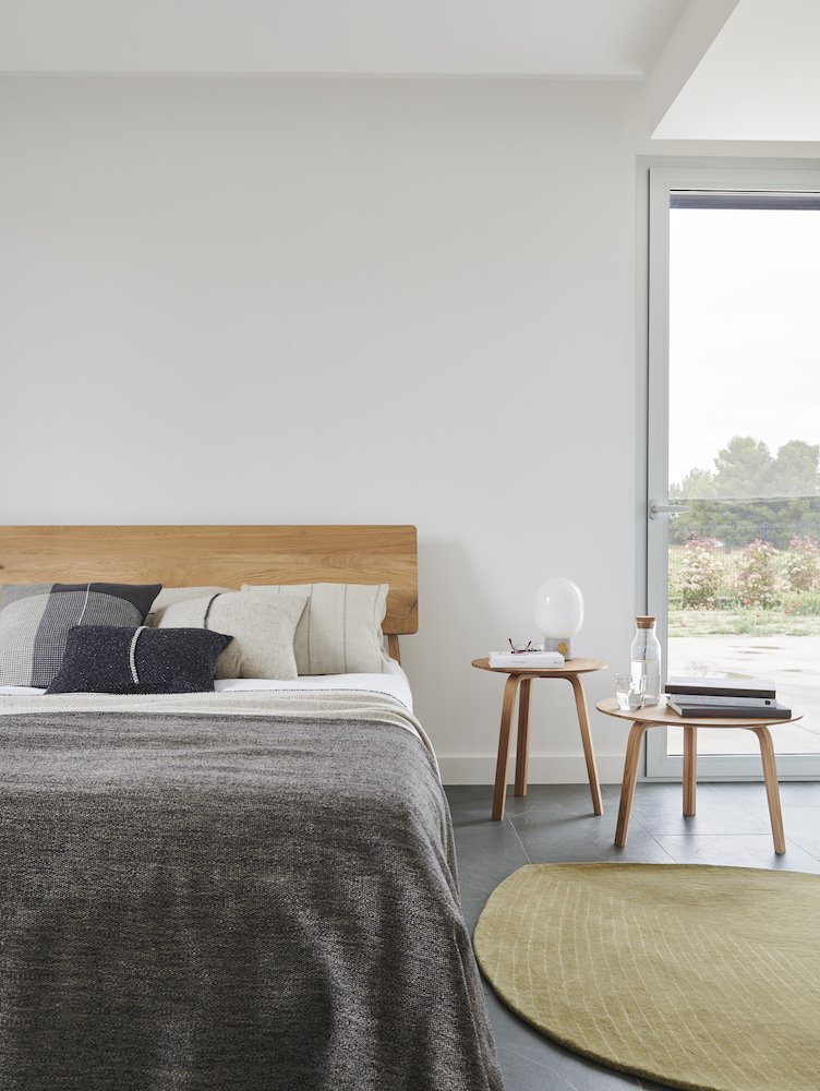 Dormitorio con alfombra de sisal de estilo rustico