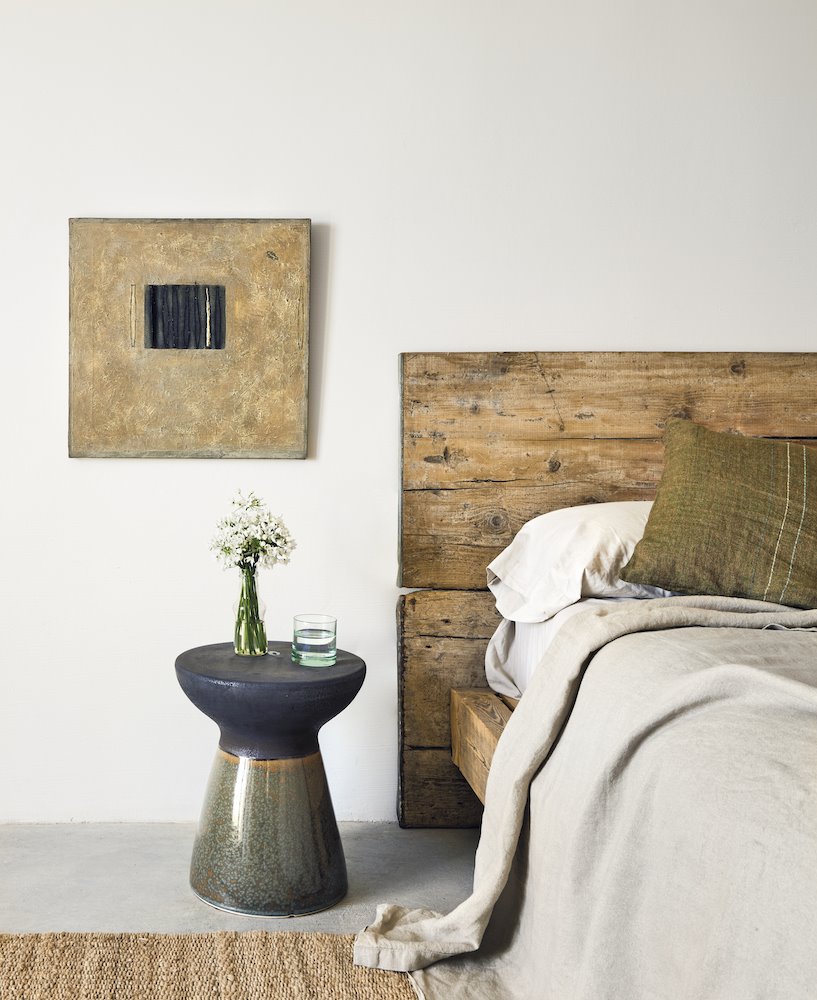 Dormitorio con cabecero de madera de estilo rustico