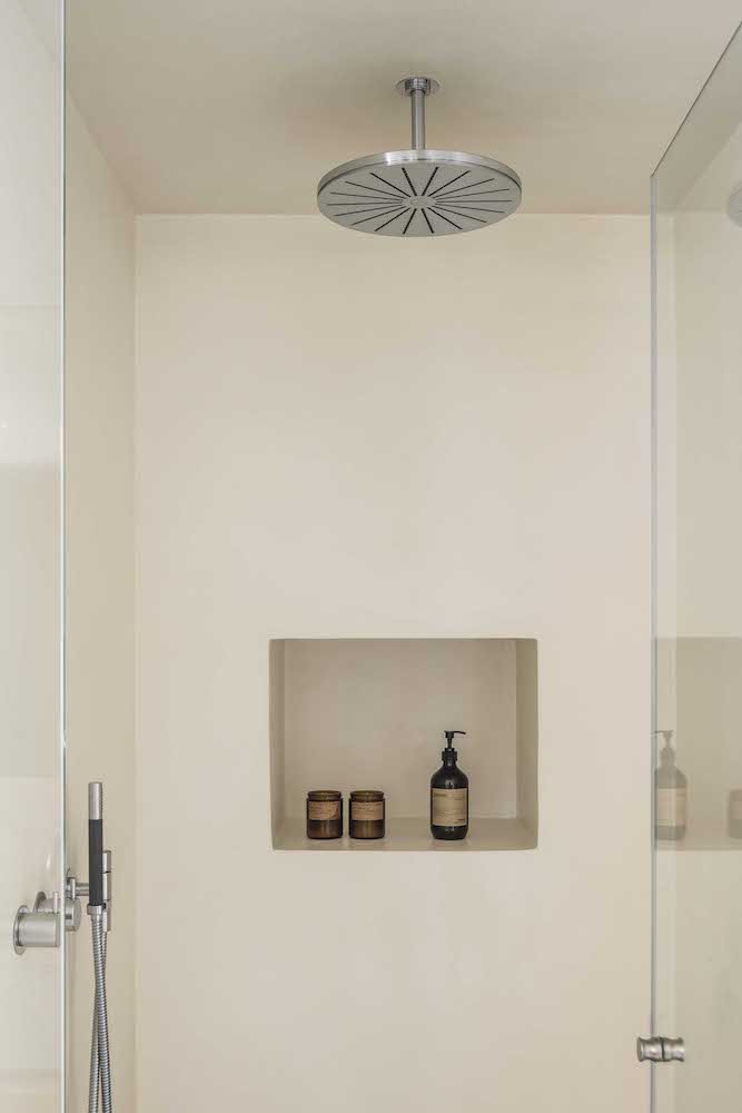 Ducha de una casa moderna proyectada por Barbara Aurell en Barcelona