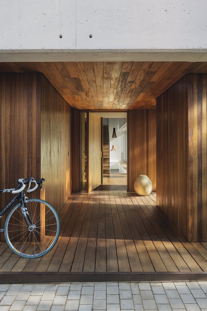 entrada de una casa en Barcelona diseñada por Espacio en Blanco
