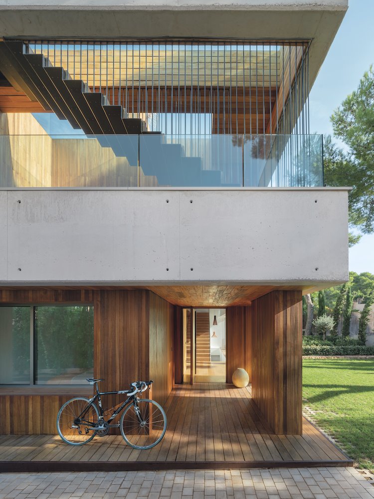fachada con bicicleta de una casa en Barcelona diseñada por Espacio en Blanco