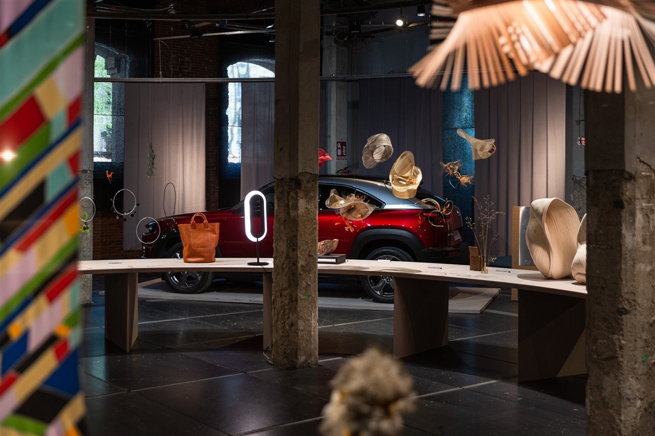Junto a las obras de los artesanos de SACo se exhibe el nuevo Mazda MX-30, diseñado con un enfoque sostenible.