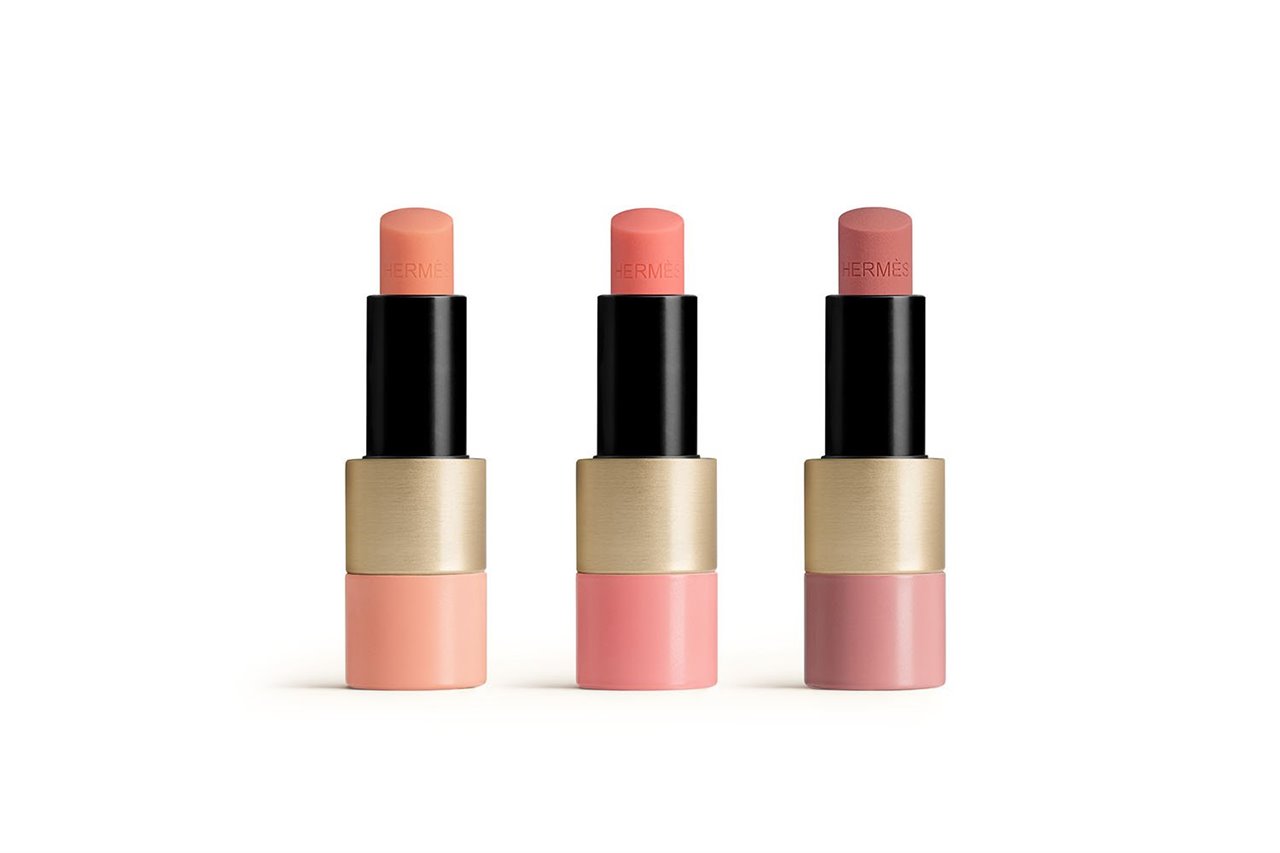 Los nuevos labiales de la gama Rose Hermès hidrata y tiene un acabado brillo mate muy natural.