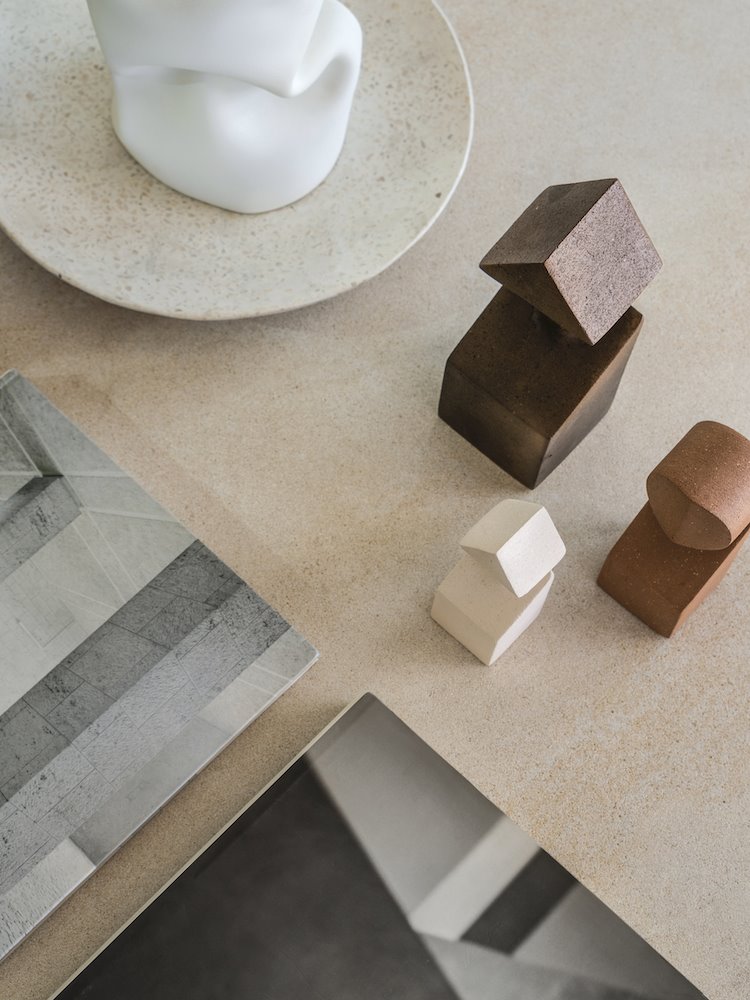 mesa con casitas de madera de una casa en Barcelona diseñada por Espacio en Blanco