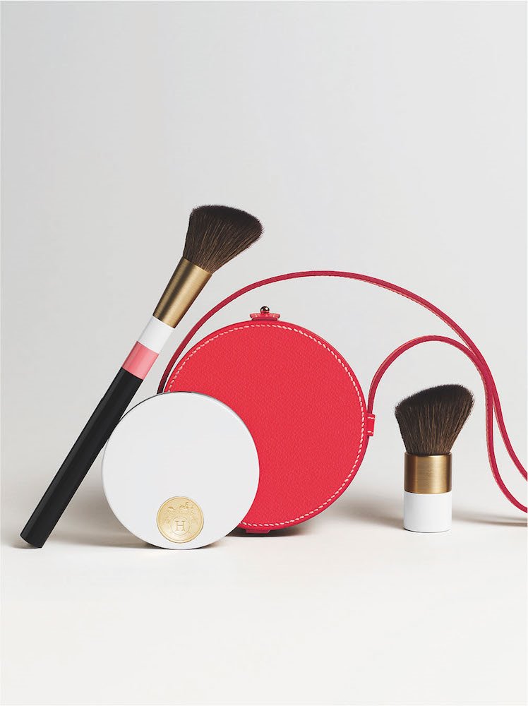 Rose Hermès Silky Blush es lo último de Hermès Beauté. Se complementa con dos brochas realizadas por un maestro pincelero francés y el estuche Pommette, creado en piel de becerro especialmente para los nuevos coloretes.
