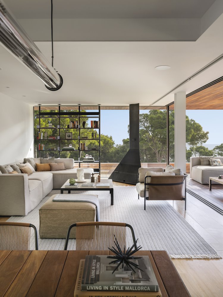 salon con chimenea de una casa en Barcelona diseñada por Espacio en Blanco