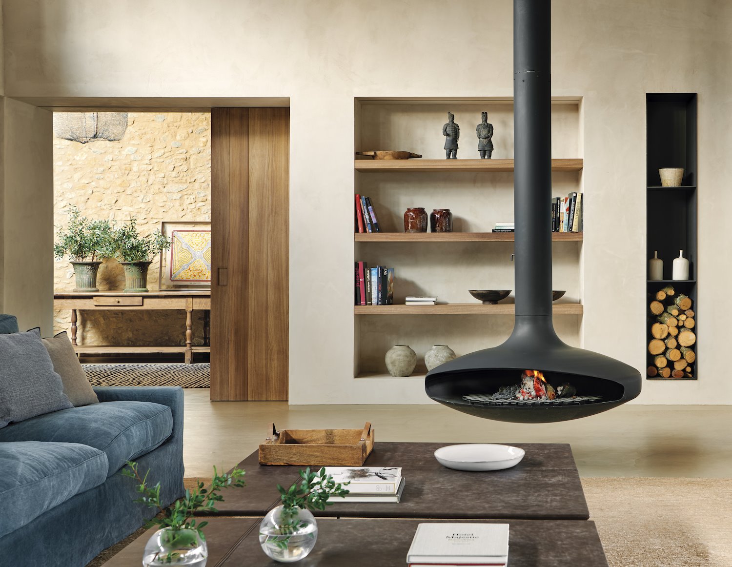 Salon con chimenea y estantes de madera de estilo rustico