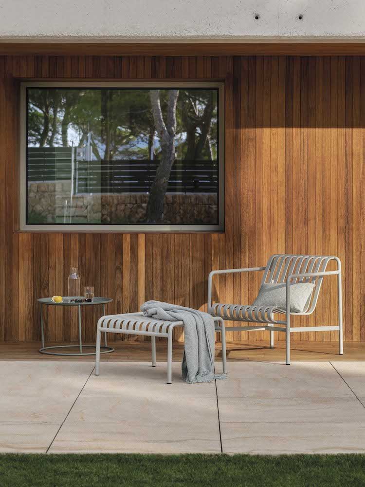 Silla de exterior en el porche de una casa proyectada por Barbara Aurell de Espacio en Blanco