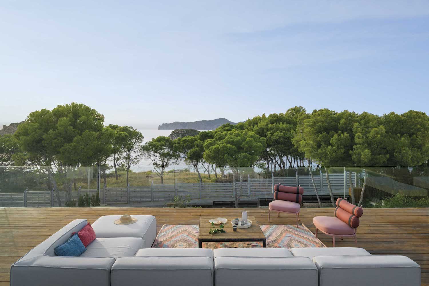 Terraza con vistas de una casa hecha por barbara aurell de espacio en Blanco