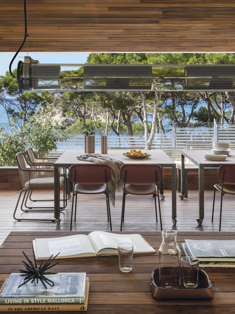 Terraza de madera de una casa en Barcelona diseñada por Espacio en Blanco