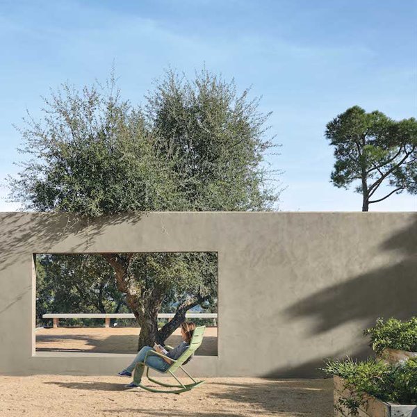 Una casa moderna totalmente integrada en el paisaje que la rodea