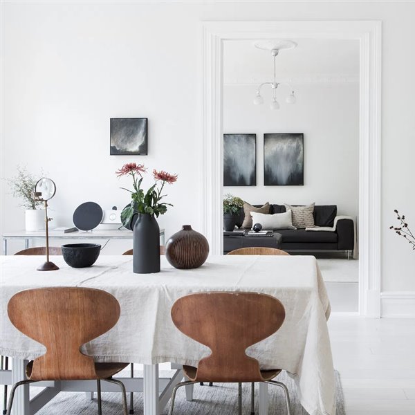 Comedor con sillas de madera y paredes de color blanco