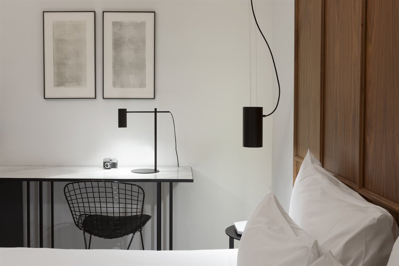 La lámpara de mesa destaca por sus formas sencillas, que la convierten en un elemento perfecto para cualquier estilo decorativo. 