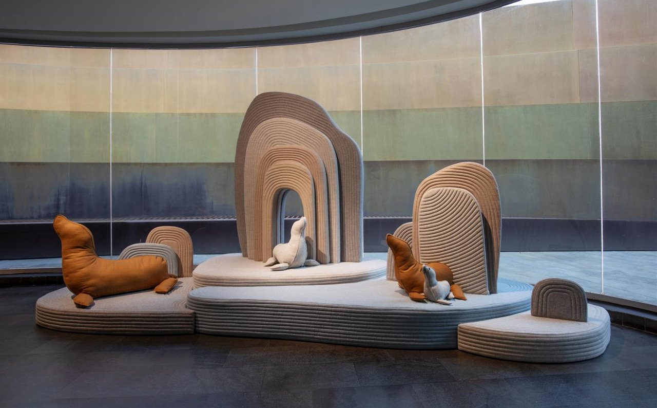 En un paisaje arquitectónico en miniatura, los animales marinos de fieltro diseñados por Sarit Shani.