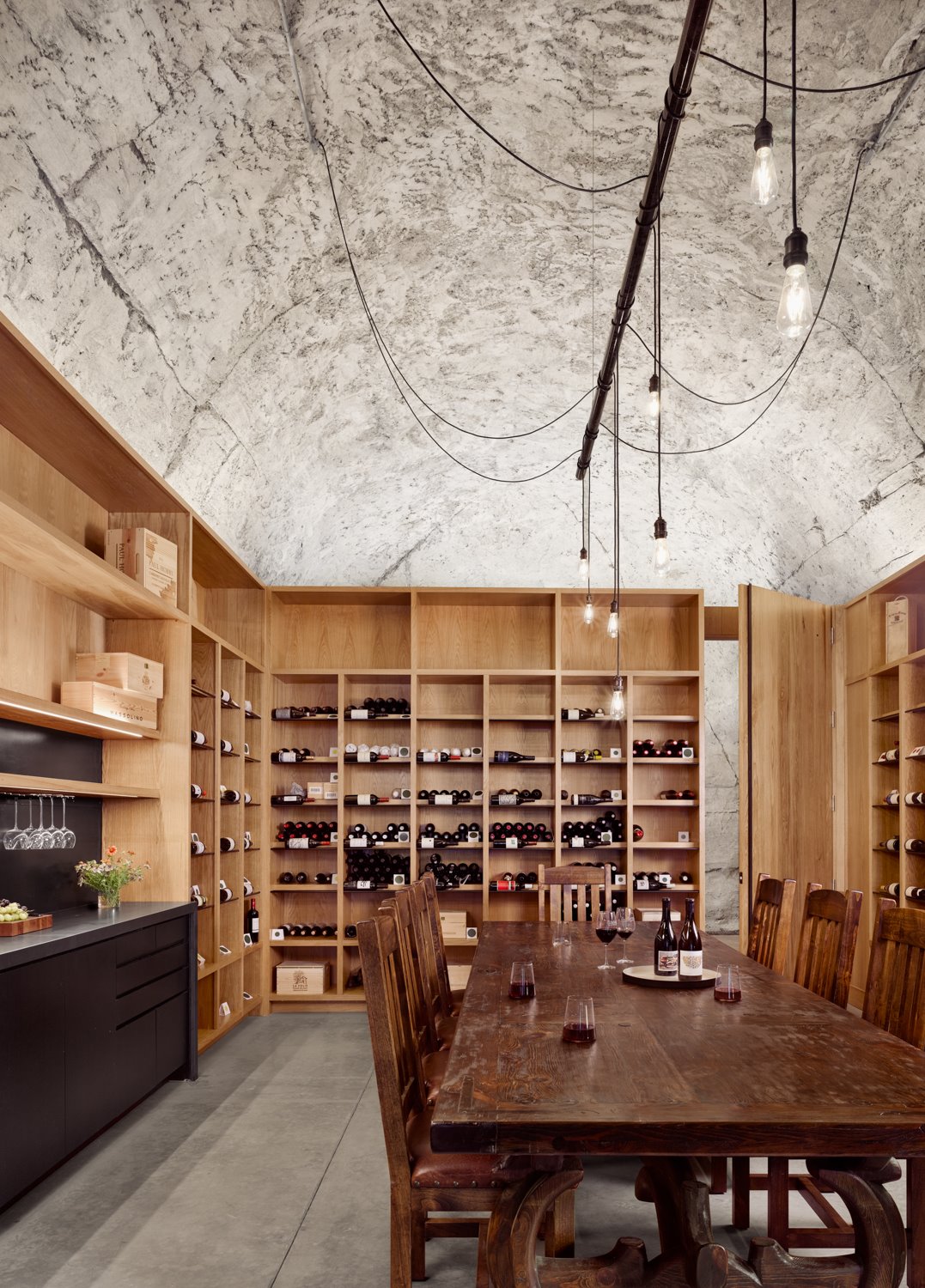 La idea es tener en el mismo espacio un lugar para conservar los vinos y otro para degustarlos. El hormigón y la madera son los materiales estrella del proyecto. 
