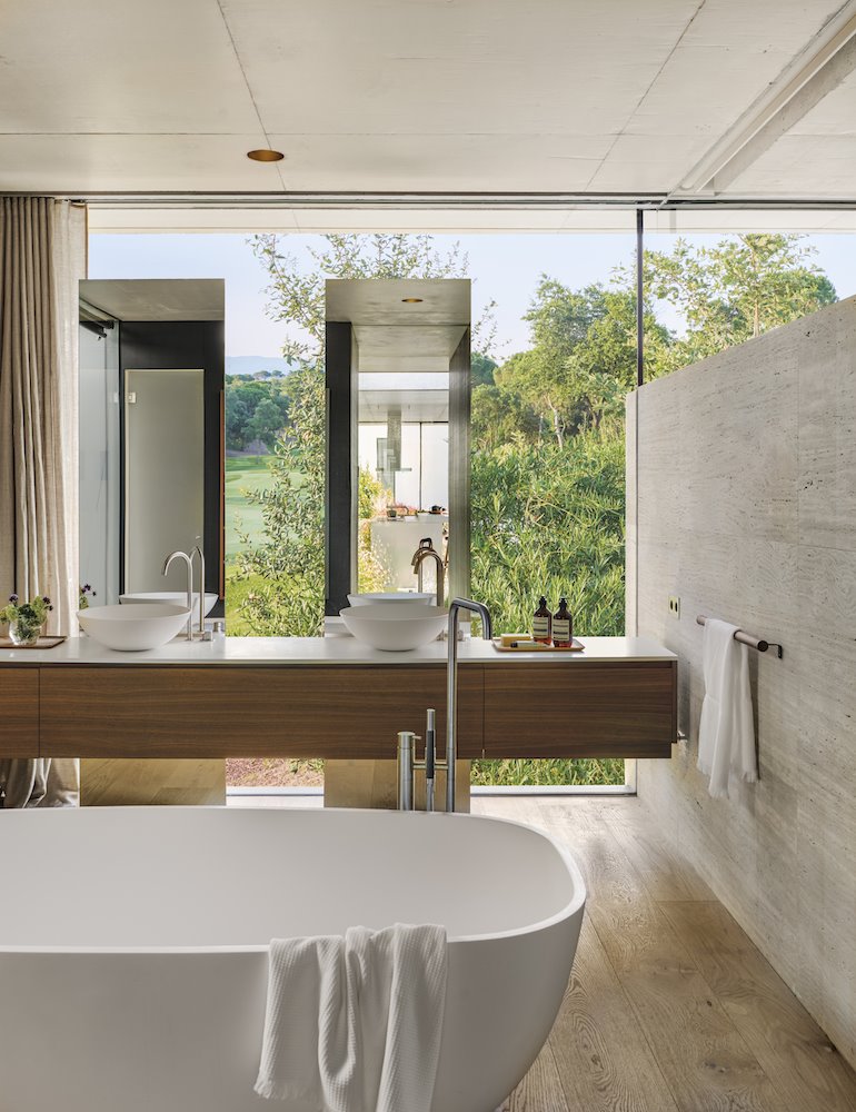 baño moderno con bañera y vistas