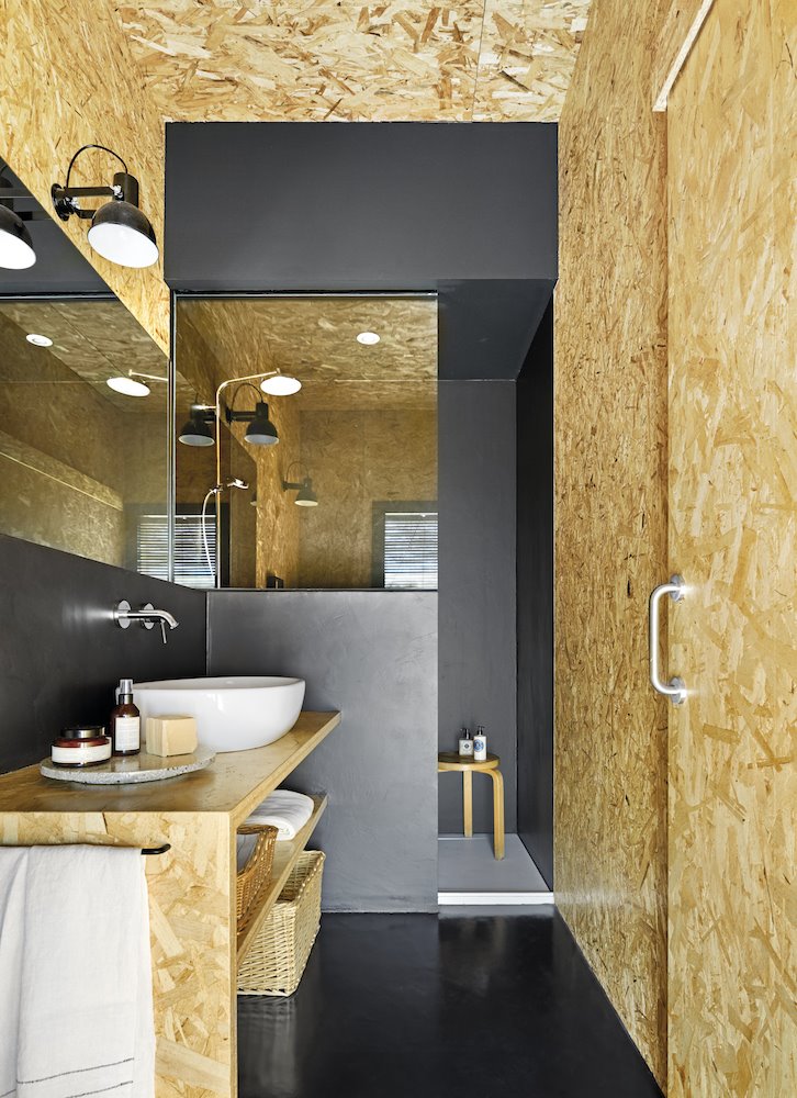 baño moderno con paredes de corcho