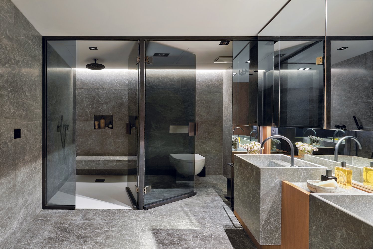 baño moderno de piedra en tonos grises