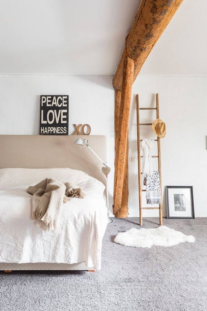escalera decorativa de madera en dormitorio moderno