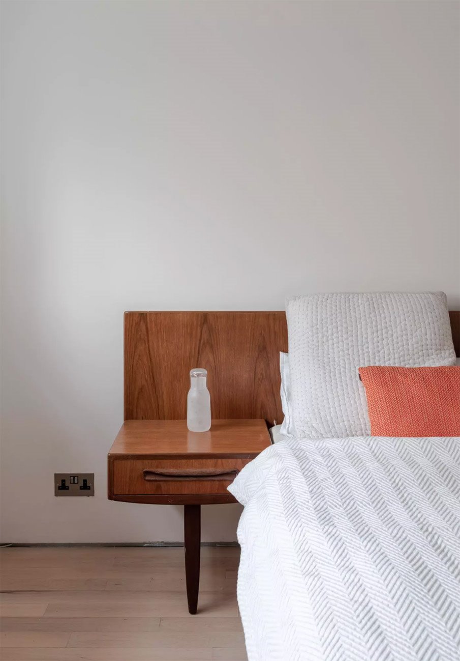 Antigua fabrica convertida en un loft moderno en londres dormitorio mesilla de madera