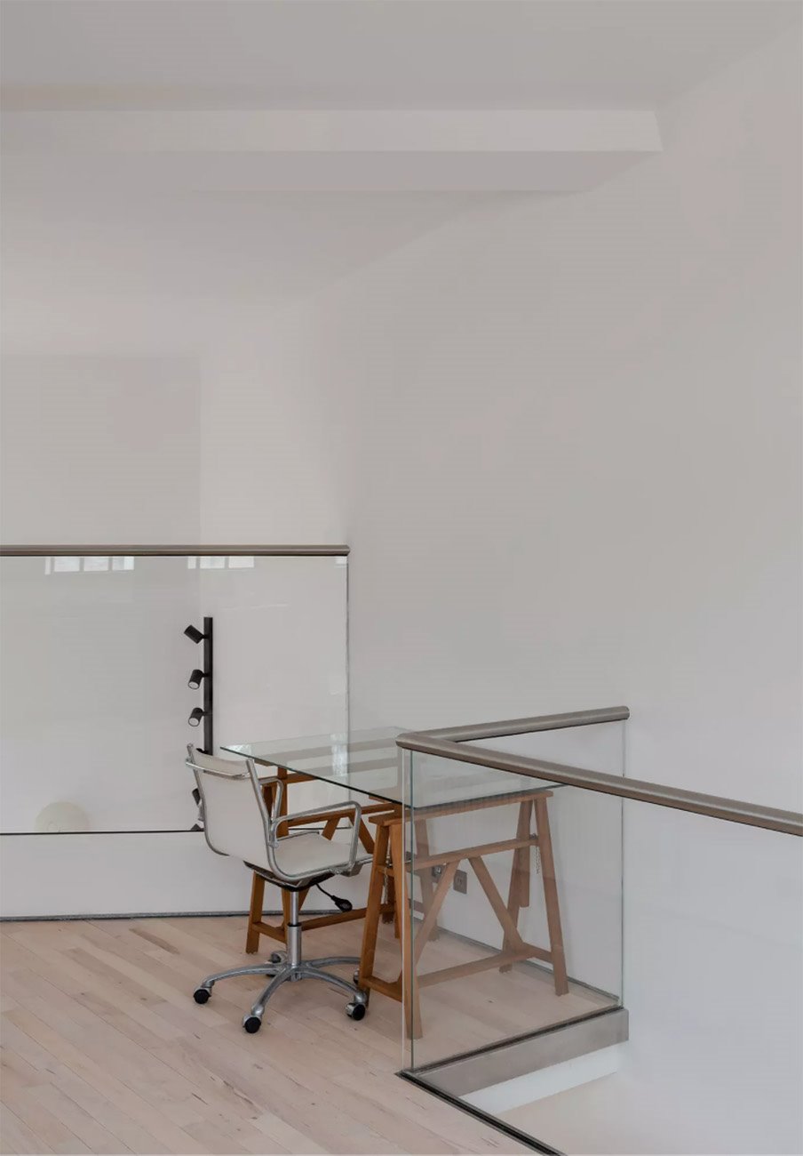 Antigua fabrica convertida en un loft moderno en londres mesa de trabajo