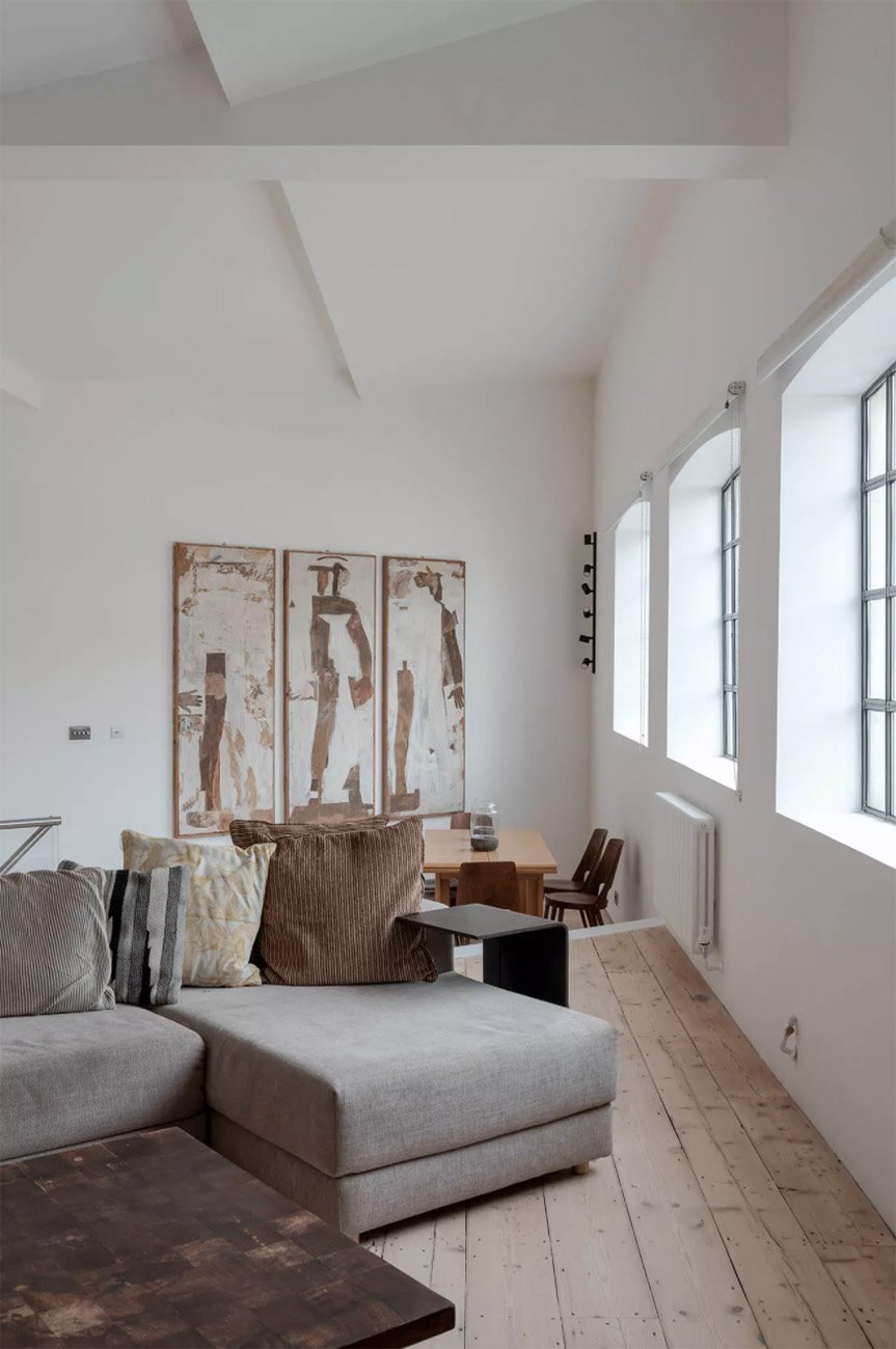 Antigua fabrica convertida en un loft moderno en londres salon con biombo