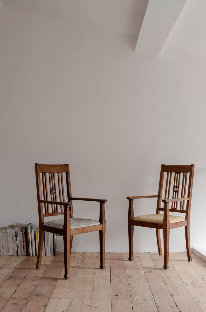 Antigua fabrica convertida en un loft moderno en londres sillas