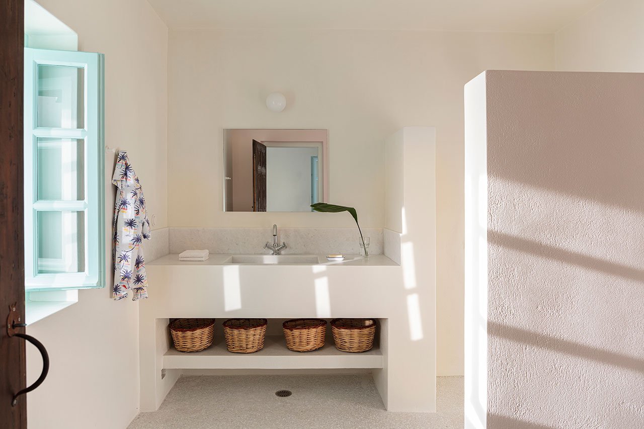 Casa de verano con fachada blanca en el mediterraneo en la isla de Mykonos baño