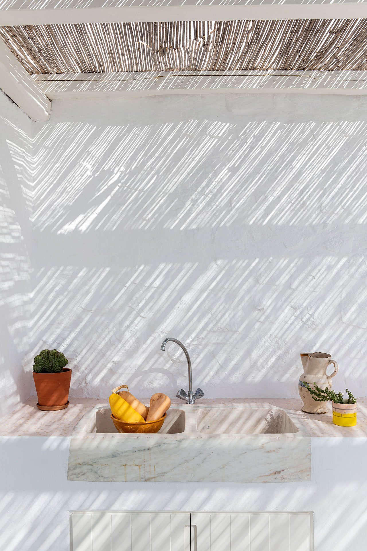 Casa de verano con fachada blanca en el mediterraneo en la isla de Mykonos cocina exterior