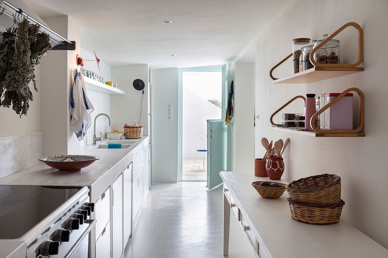 Casa de verano con fachada blanca en el mediterraneo en la isla de Mykonos cocina