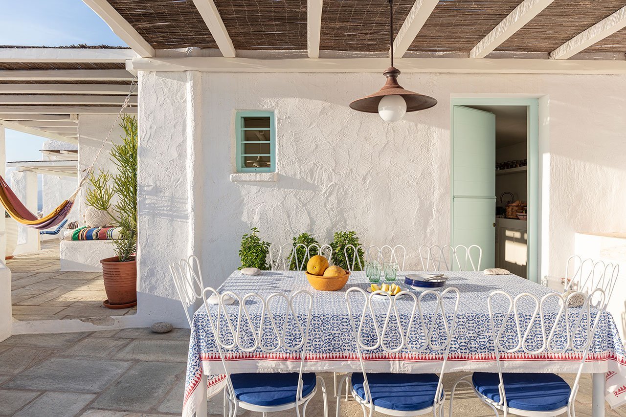 Casa de verano con fachada blanca en el mediterraneo en la isla de Mykonos comedor exterior