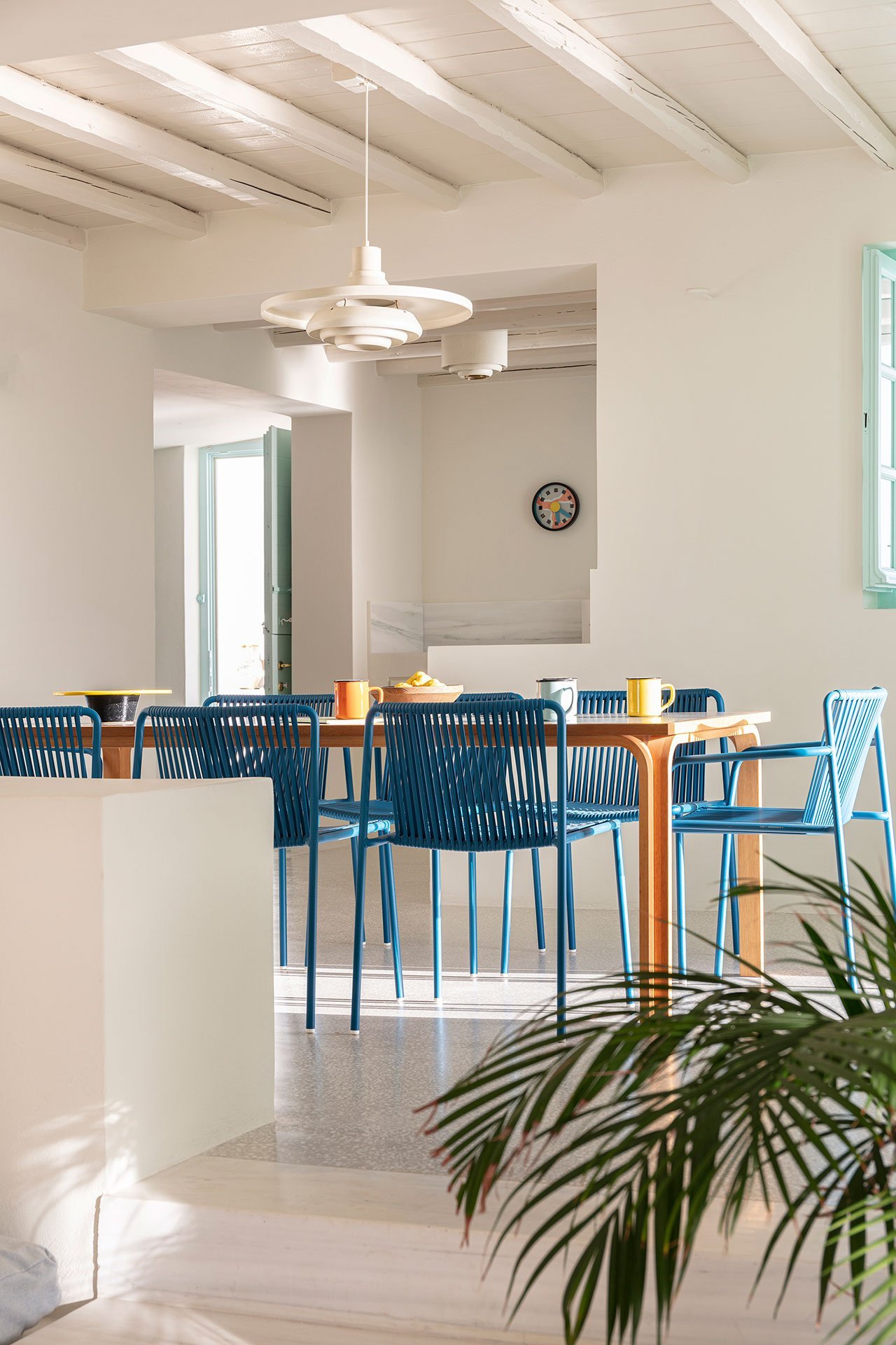 Casa de verano con fachada blanca en el mediterraneo en la isla de Mykonos comedor