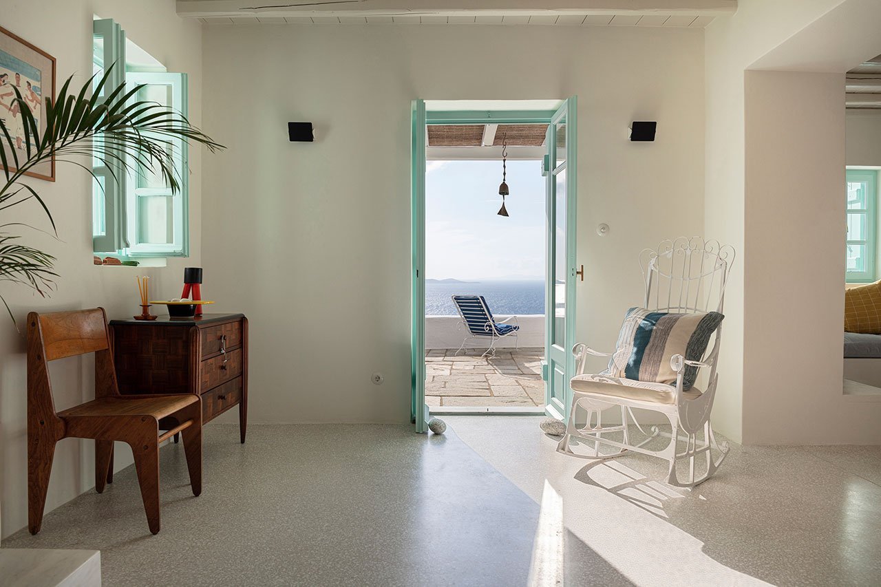 Casa de verano con fachada blanca en el mediterraneo en la isla de Mykonos entrada