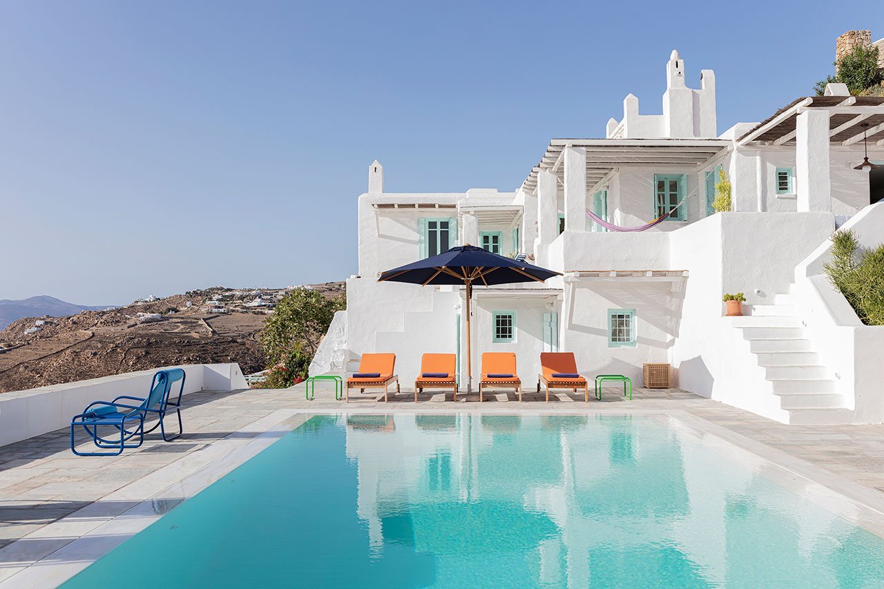 Casa de verano con fachada blanca en el mediterraneo en la isla de Mykonos piscina