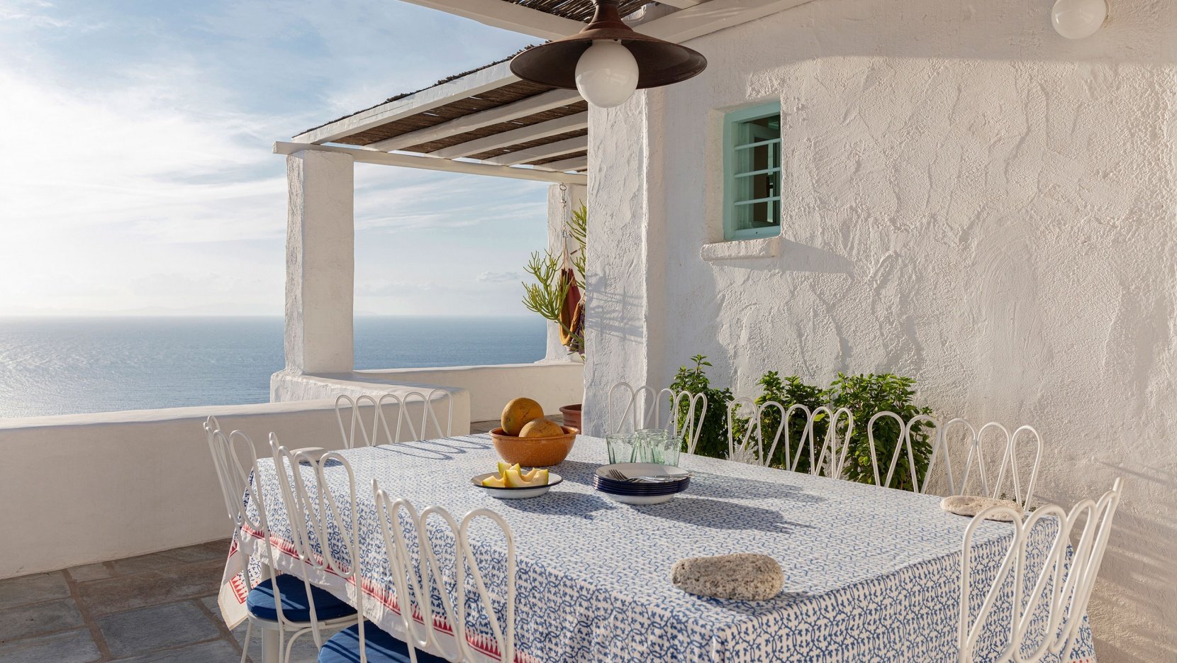Casa de verano con fachada blanca en el mediterraneo en la isla de Mykonos porche
