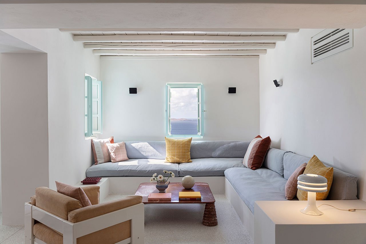 Casa de verano con fachada blanca en el mediterraneo en la isla de Mykonos salon