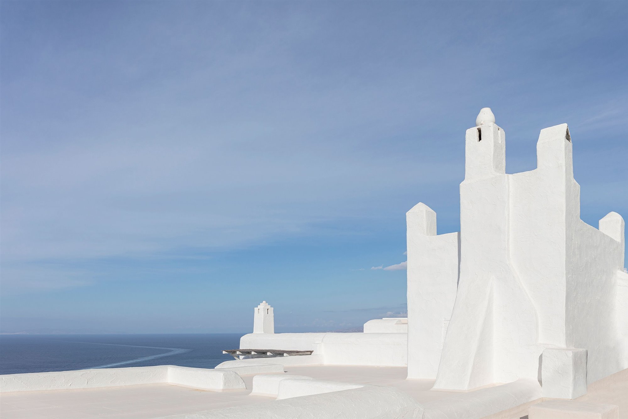 Casa de verano con fachada blanca en el mediterraneo en la isla de Mykonos tejado