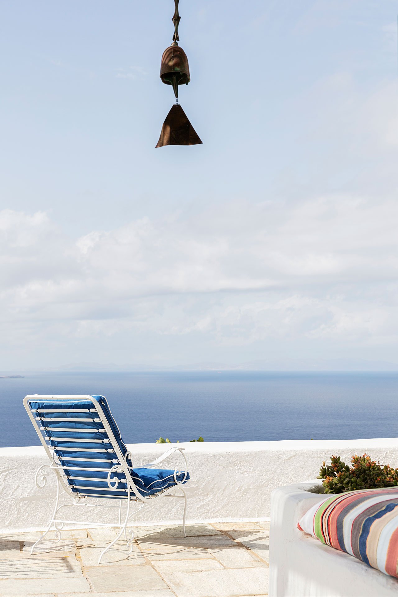 Casa de verano con fachada blanca en el mediterraneo en la isla de Mykonos tumbona