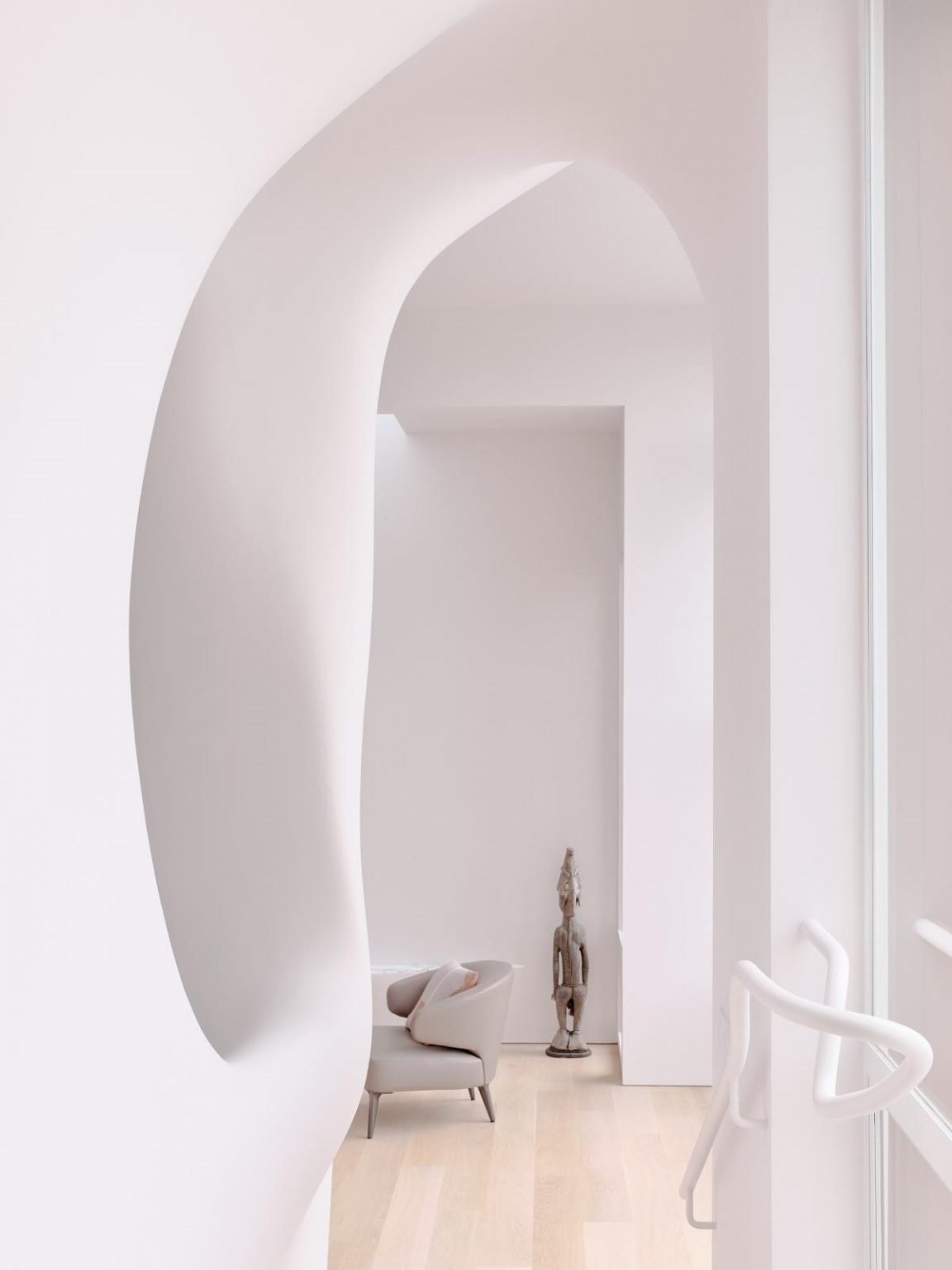 Casa en california con paredes organicas de color blanco pasillo
