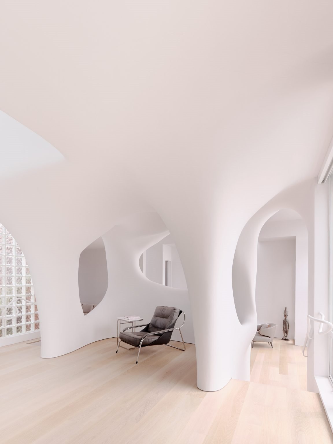 Casa en california con paredes organicas de color blanco rincon de lectura