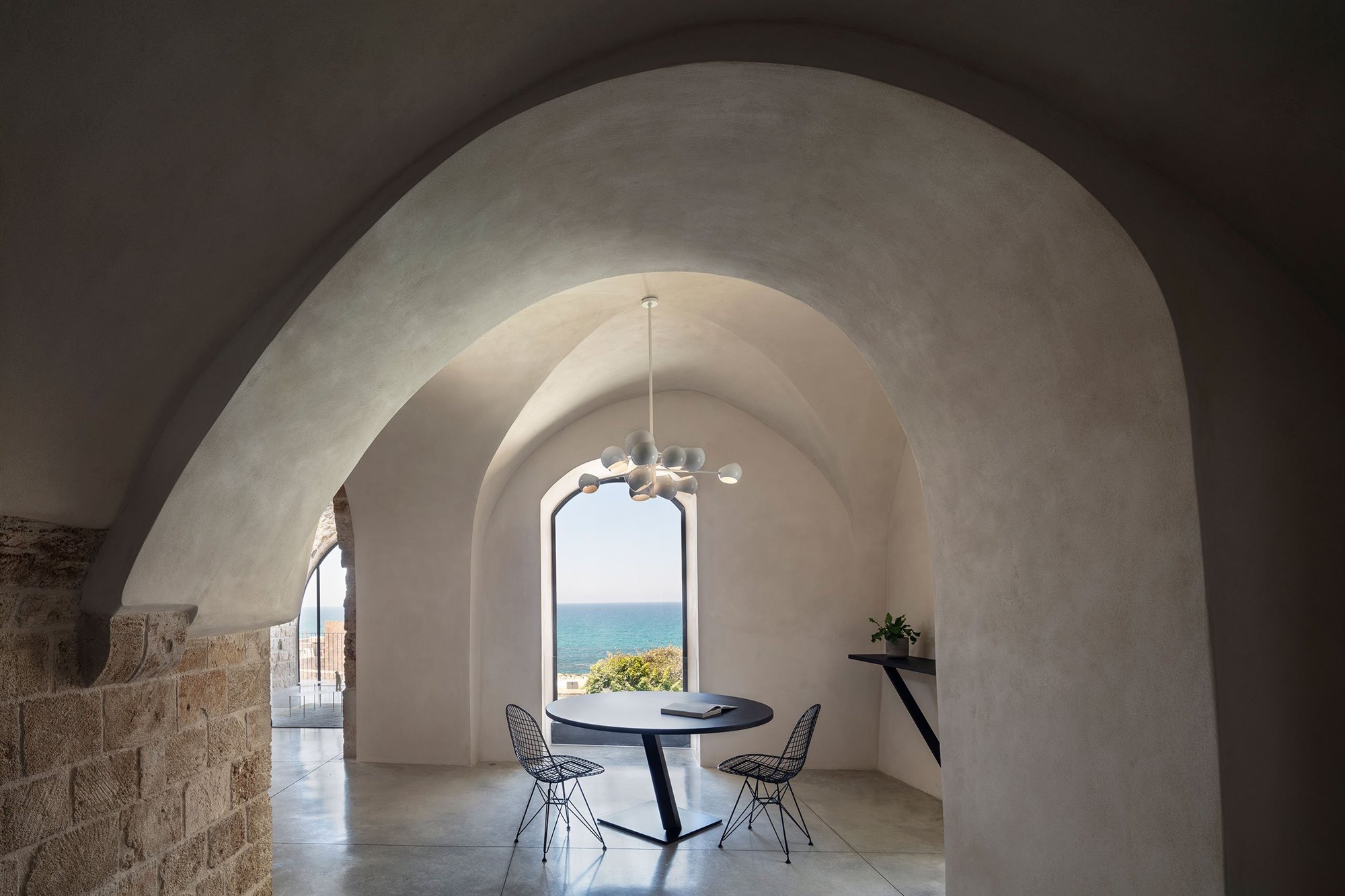 Casa moderna de piedra y ladrillo reformada en Tel Aviv por el arquitecto Pitsou Kedem comedor