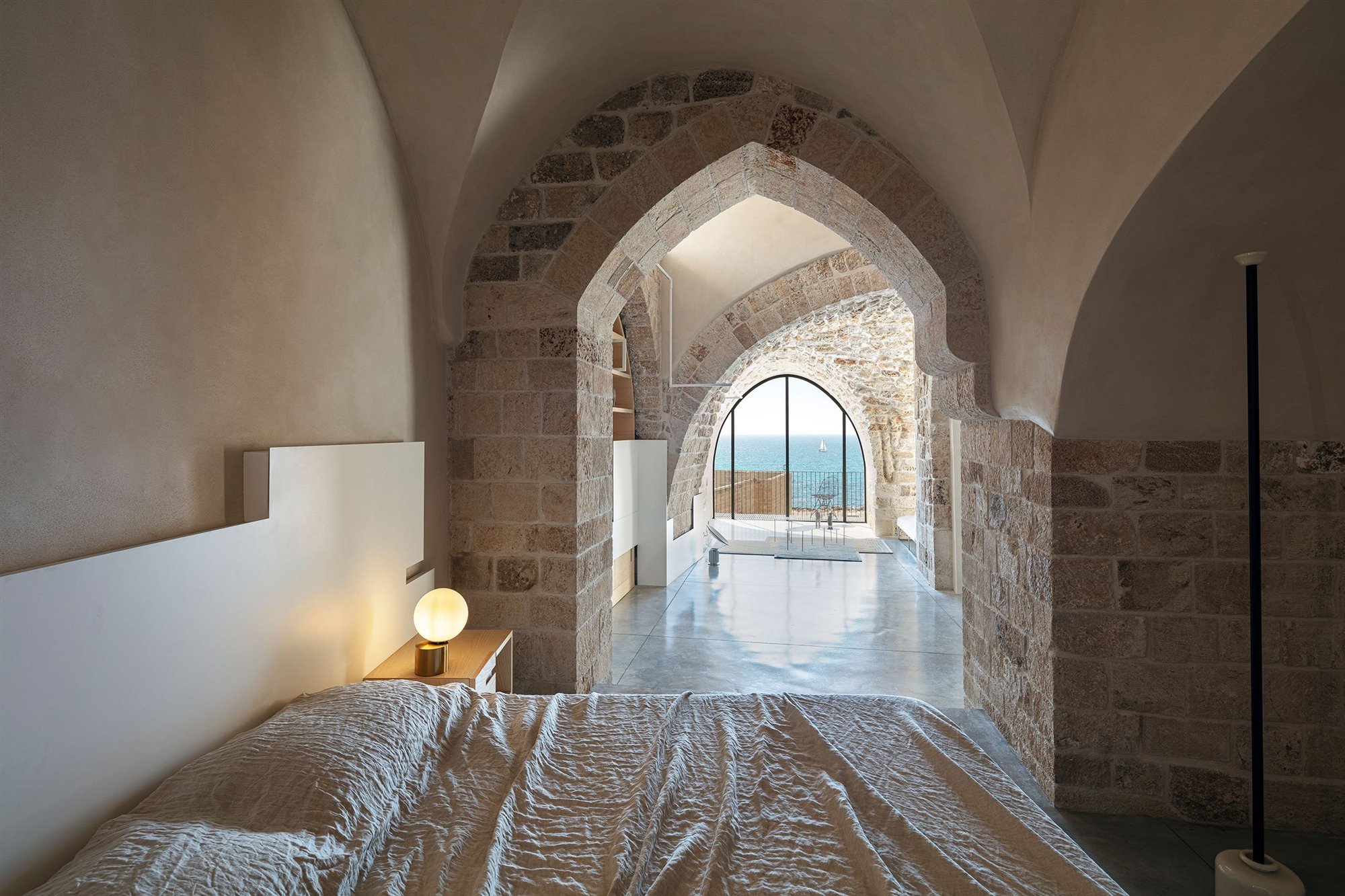 Casa moderna de piedra y ladrillo reformada en Tel Aviv por el arquitecto Pitsou Kedem dormitorio