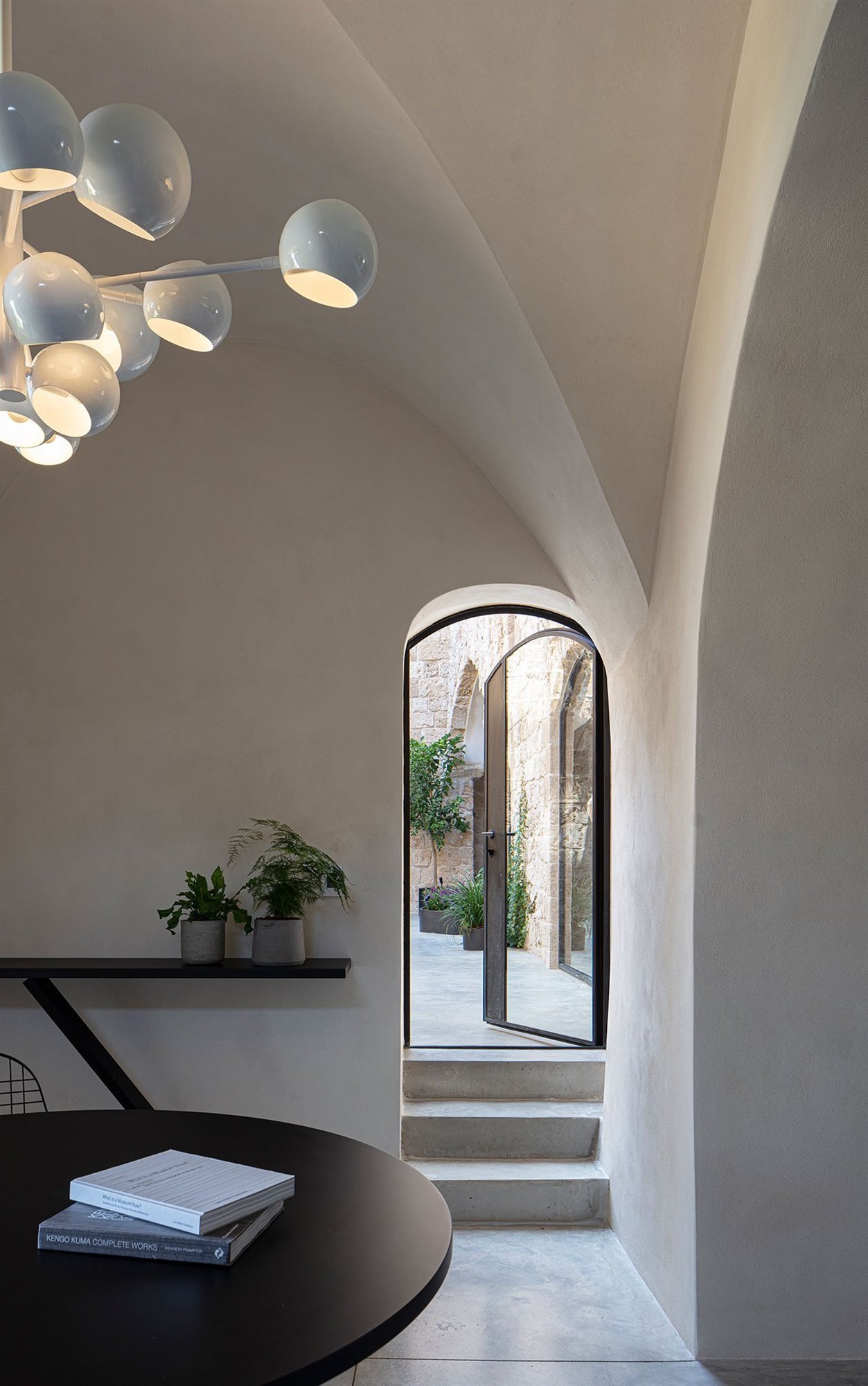 Casa moderna de piedra y ladrillo reformada en Tel Aviv por el arquitecto Pitsou Kedem entrada