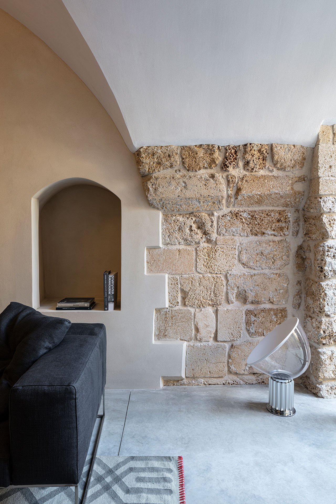 Casa moderna de piedra y ladrillo reformada en Tel Aviv por el arquitecto Pitsou Kedem muro de piedra