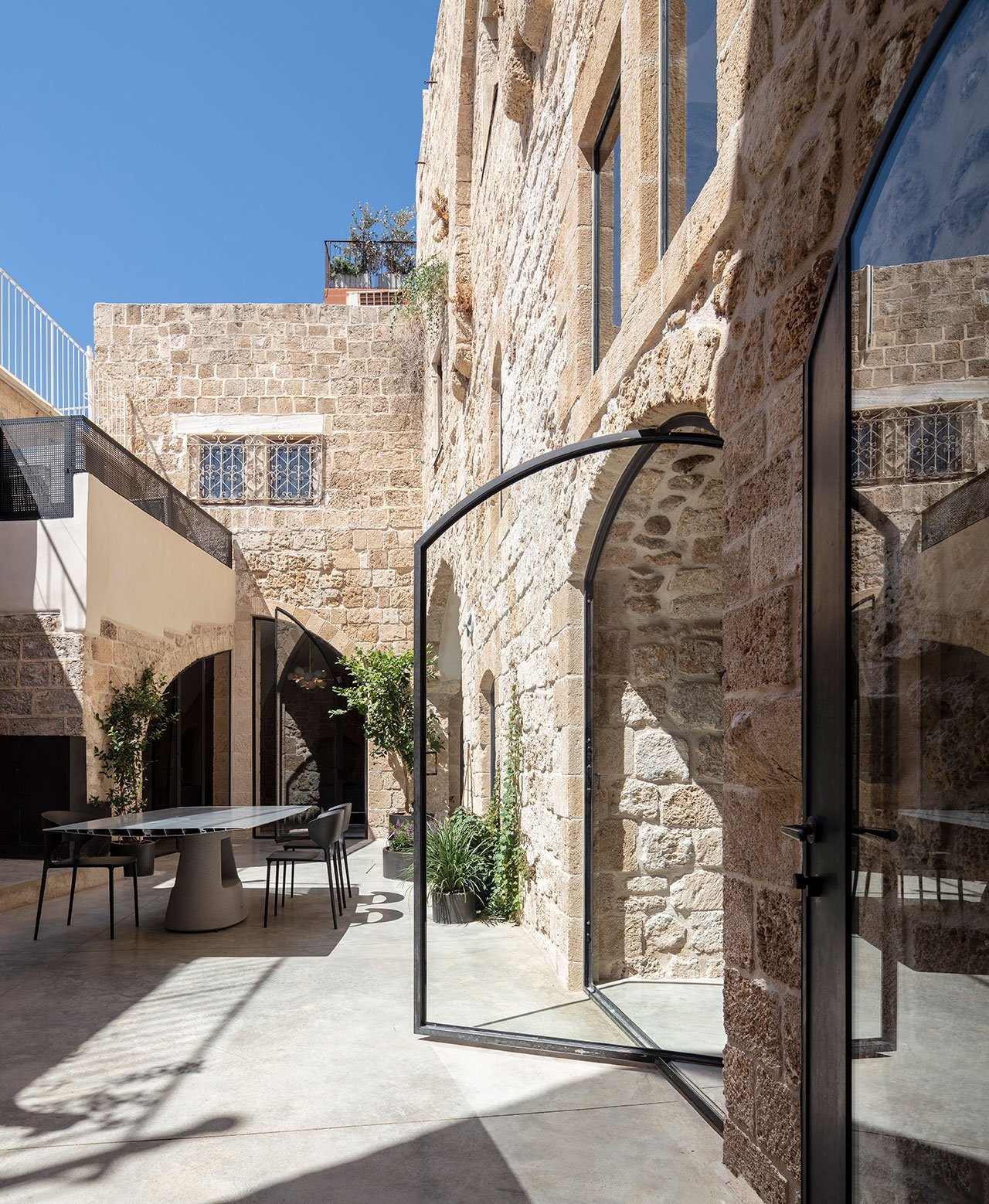 Casa moderna de piedra y ladrillo reformada en Tel Aviv por el arquitecto Pitsou Kedem patio interior