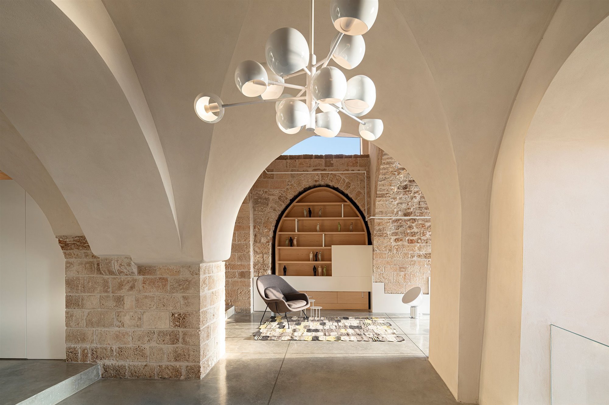 Casa moderna de piedra y ladrillo reformada en Tel Aviv por el arquitecto Pitsou Kedem rincon con lampara de techo