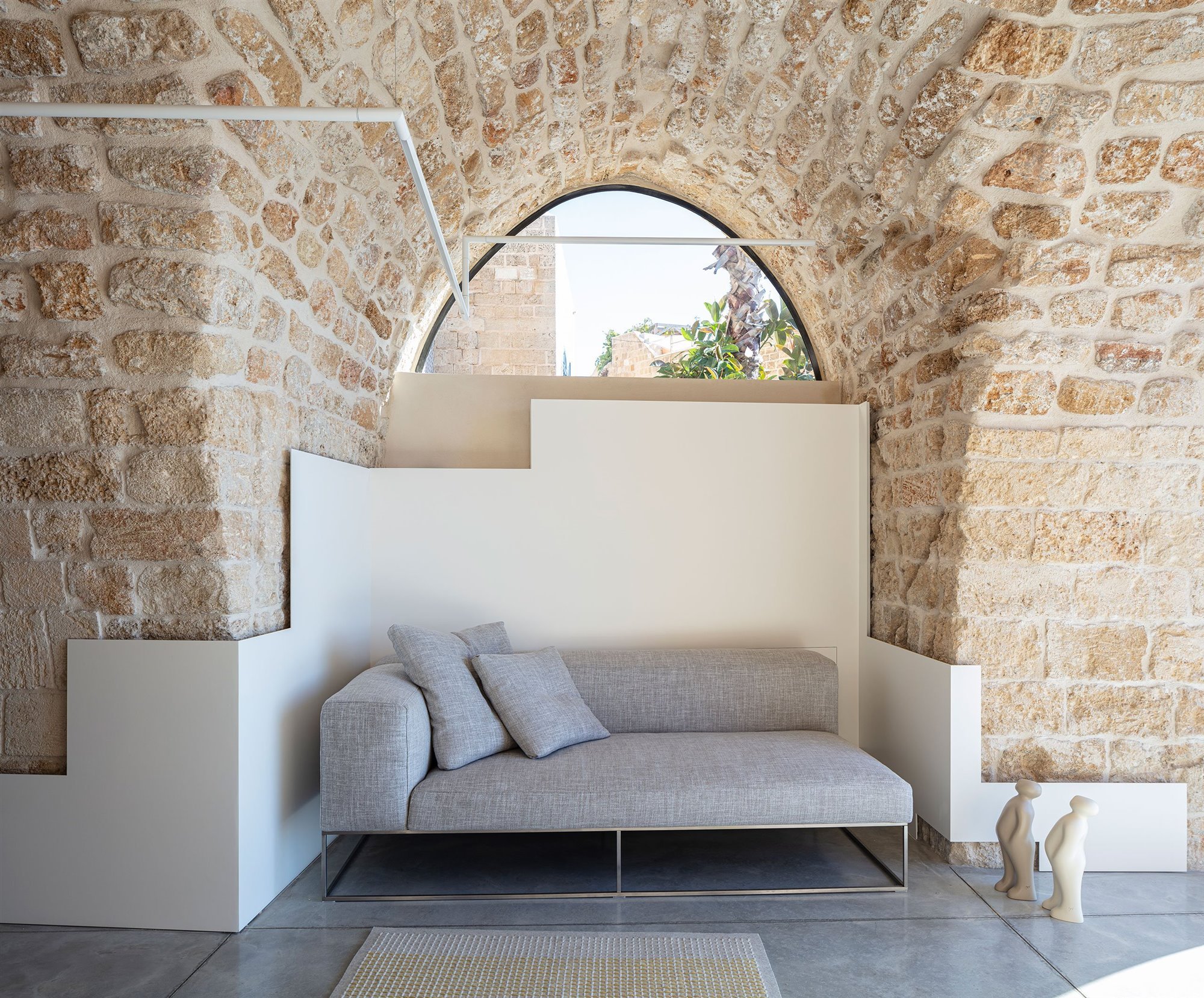 Casa moderna de piedra y ladrillo reformada en Tel Aviv por el arquitecto Pitsou Kedem rincon de lectura
