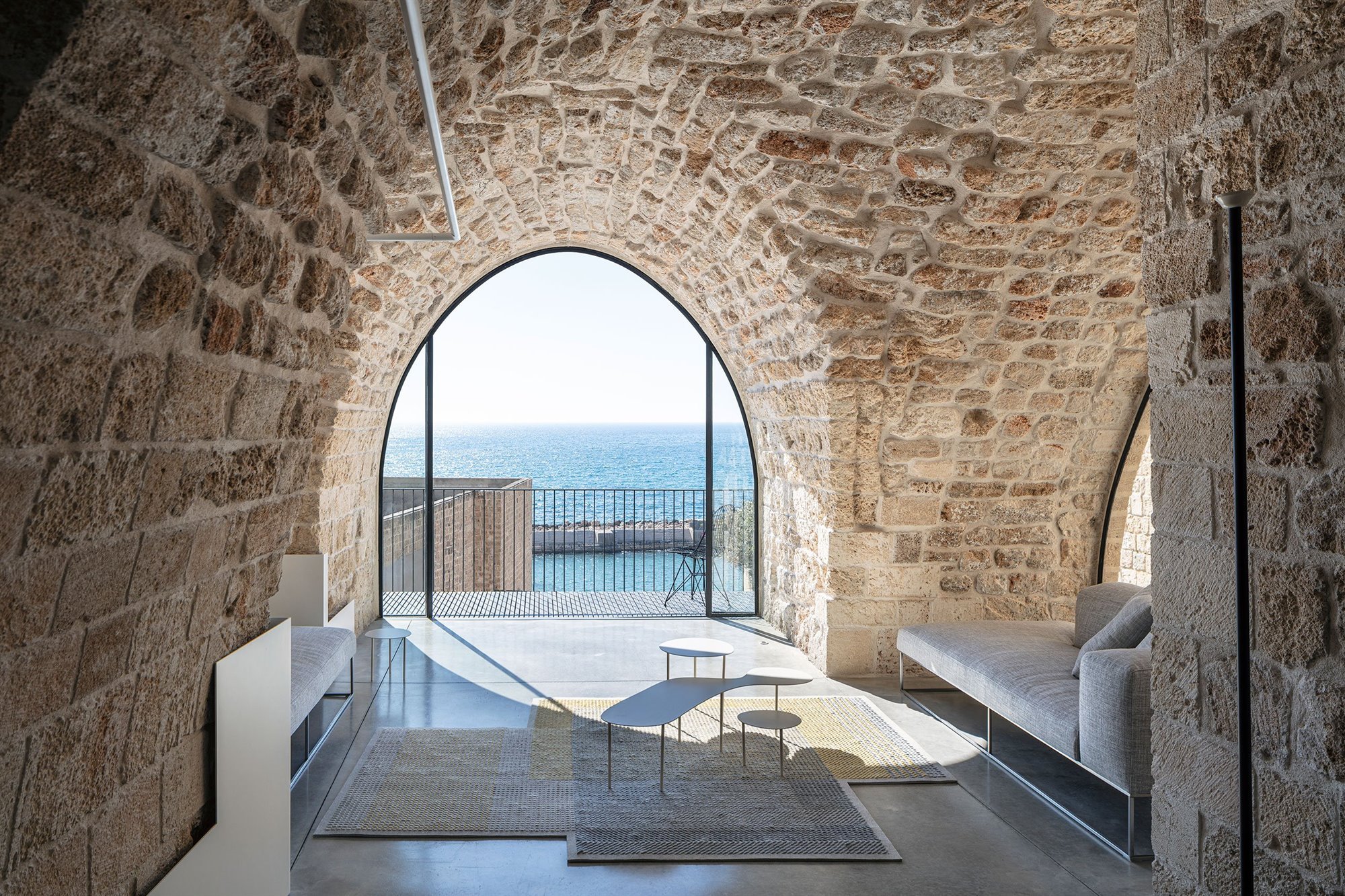 Casa moderna de piedra y ladrillo reformada en Tel Aviv por el arquitecto Pitsou Kedem salon con vistas al mar