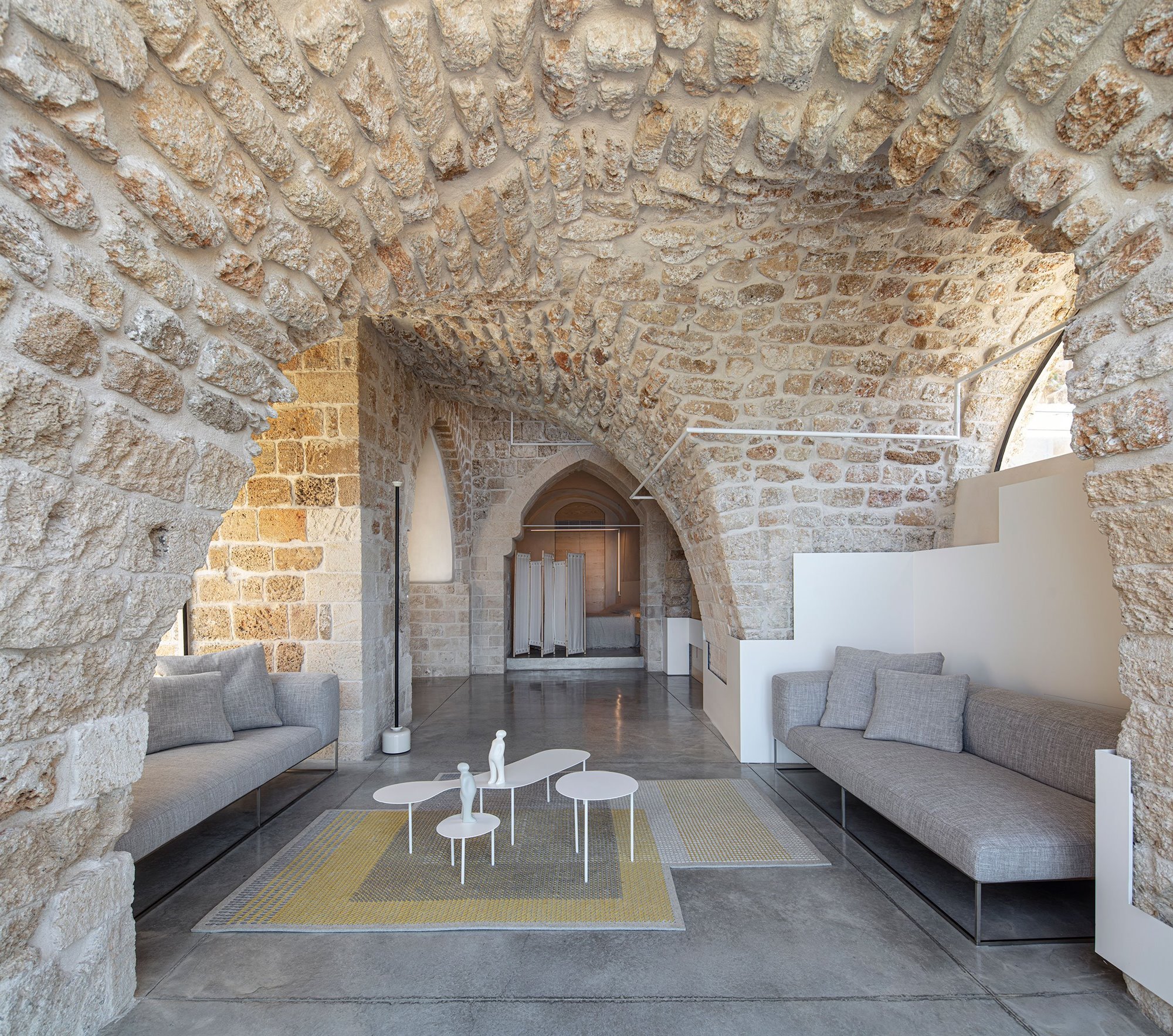 Casa moderna de piedra y ladrillo reformada en Tel Aviv por el arquitecto Pitsou Kedem salon
